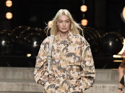 11 Supermodel Dunia yang Tampil Menawan di Catwalk saat Hamil, Ada Gigi Hadid