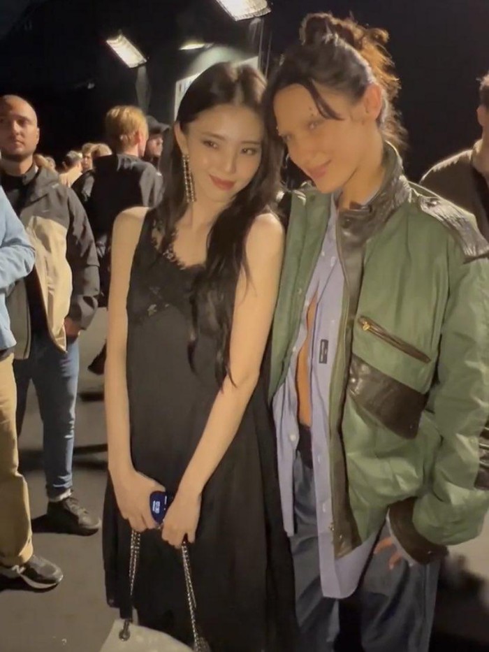 Tak hanya itu saja, Han So Hee juga sempat berpose dengan salah satu supermodel yaitu Bella Hadid. Keduanya pun sama-sama terlihat modis dengan style mereka masing-masing./ Foto: twitter.com/kdramatreats