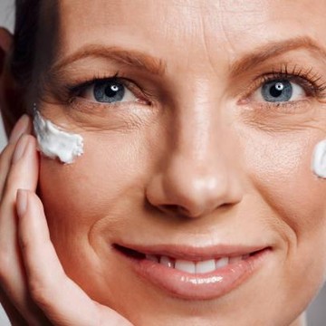 6 Jenis Skincare yang Wajib Dimiliki Perempuan Usia 40 Tahun Agar Tetap Awet Muda dan Glowing