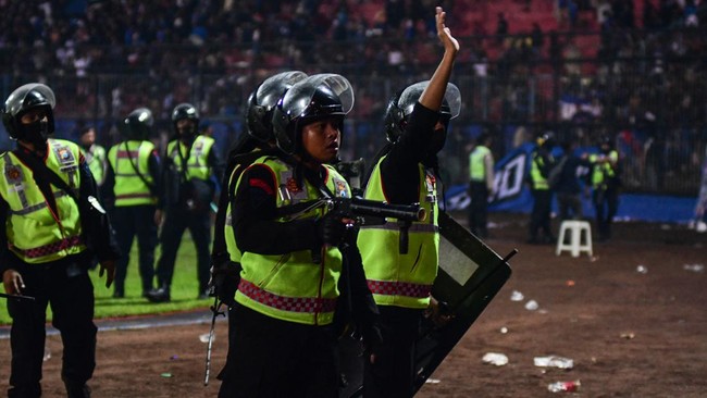 Komisioner Komnas HAM Choirul Anam menyebut tembakan gas air mata pertama tersebut diarahkan kepada penonton di tribun selatan Stadion Kanjuruhan, Malang.