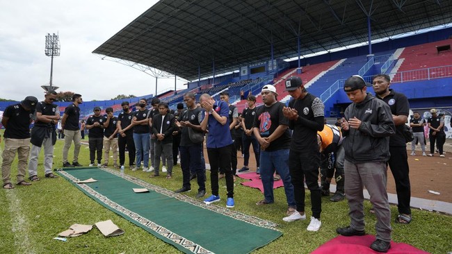 Pelatih Arema FC Javier Roca menjelaskan para pemain tidak merasa khawatir ketika penonton masuk ke lapangan usai anak asuhnya kalah dari Persebaya.