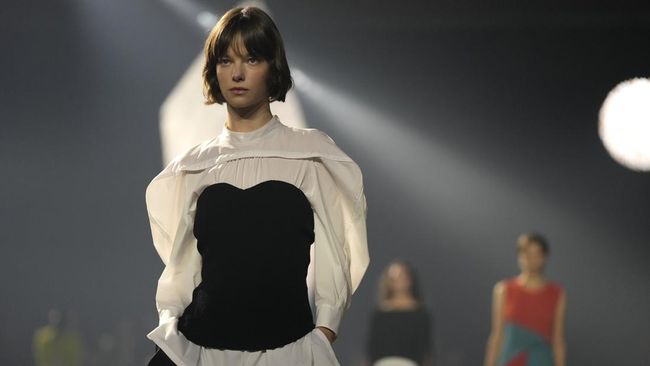 Label Jepang Issey Miyake memberikan penghormatan kepada mendiang pendirinya di Paris Fashion Week pada hari Jumat dengan sebuah pertunjukan tari koreografi. 