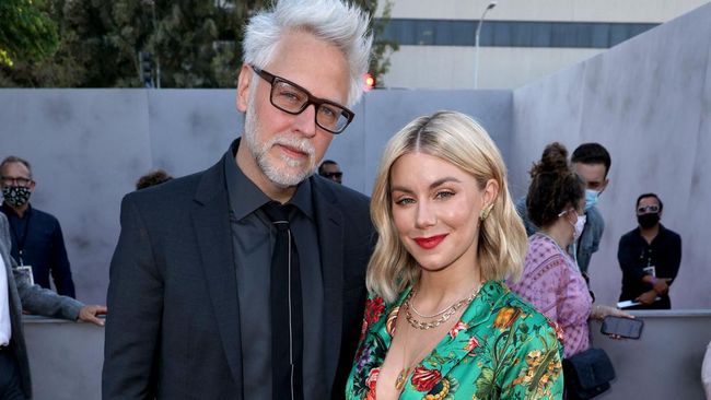 James Gunn telah resmi menikah dengan Jennifer Holland setelah keduanya bersama selama tujuh tahun terakhir.