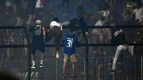 PSSI Temukan 42 Botol Miras Bersegel di Kanjuruhan, Aremania Bantah