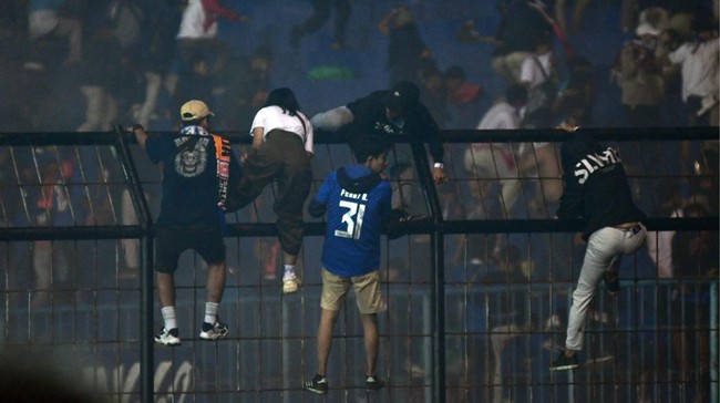 TGIPF mengungkap indikasi adanya pihak yang punya kekuatan sehingga pertandingan Arema FC vs Persebaya tetap digelar pada malam hari di Stadion Kanjuruhan.