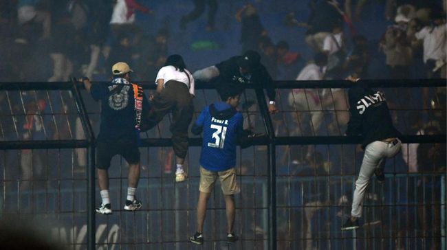 Polisi Periksa 35 Orang Saksi Terkait Tragedi Kanjuruhan Tim investigasi Polri telah memeriksa 35 orang saksi terkait tragedi di Stadion Kanjuruhan, Malang, Jawa Timur pada Sabtu (1/10) lalu.