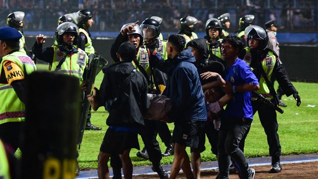 Jaksa mengungkapkan hasil autopsi korban tragedi Kanjuruhan, Naila Debi Anggraini (14) mengalami patah tulang pada bagian dada akibat senjata tumpul.