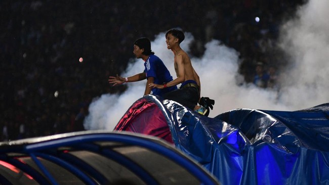 Tujuh orang diduga suporter klub bola diamankan kepolisian Semarang gegara melakukan aksi vandalisme terkait Tragedi Kanjuruhan.