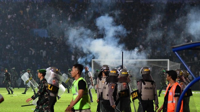 Amnesty: Kapolda Jatim Harus Bertanggung Jawab Atas Tragedi Kanjuruhan Amnesty Internasional Indonesia (AII) menilai ada unsur pelanggaran HAM dalam penembakan gas air mata oleh aparat yang menewaskan ratusan nyawa di Kanjuruhan.