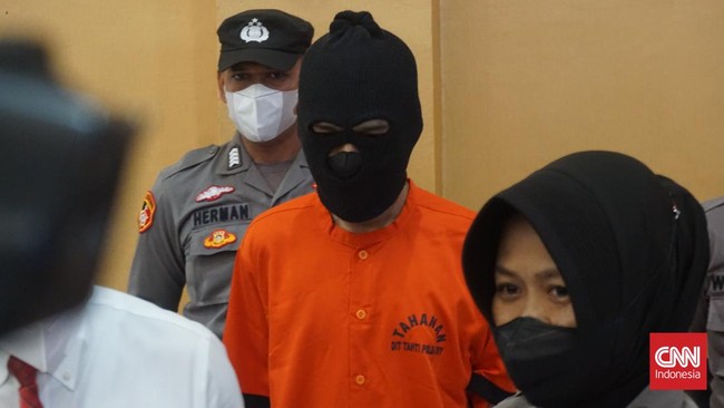 Seorang anggota DPRD Bantul yang tercatat sebagai Ketua Komisi D ditangkap polisi terkait dugaan penipuan CPNS yang salah satu korban adalah gurunya sendiri.