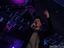 Momen Danny The Script Sambangi Antrean Penonton Konser di Bandung