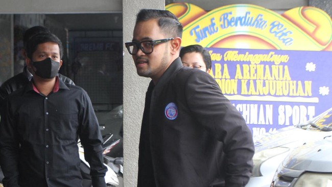 Keputusan Gilang Widya Pramana atau dikenal sebagai Gilang Juragan 99 memutuskan mundur dari Presiden Arema FC menuai reaksi netizen.