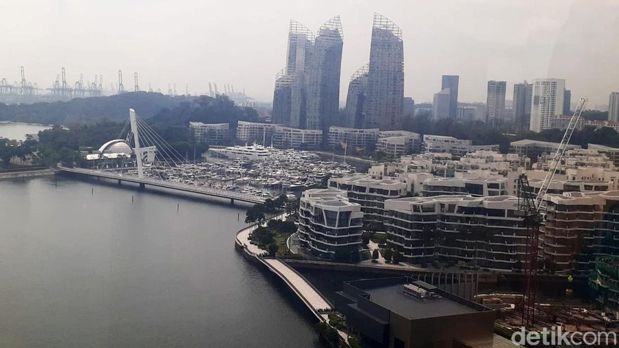 Pemandangan gedung bertingkat di Singapura&period; Salah satu cara untuk menikmati liburan di Singapura adalah melihat pemandangan dari ketinggian&period; Semua itu bisa didapat di kawasan Sentosa Island&period;