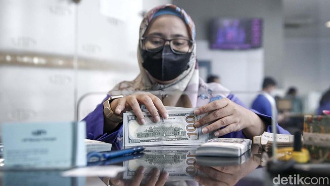 Bank Indonesia mencatat cadangan devisa RI sebesar US$137,2 miliar per Desember 2022. Naik dibandingkan November 2022, yakni US$134 miliar.