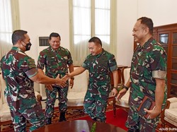 Momen Panglima TNI Salami KSAD Saat Hendak Menghadap Jokowi di Istana