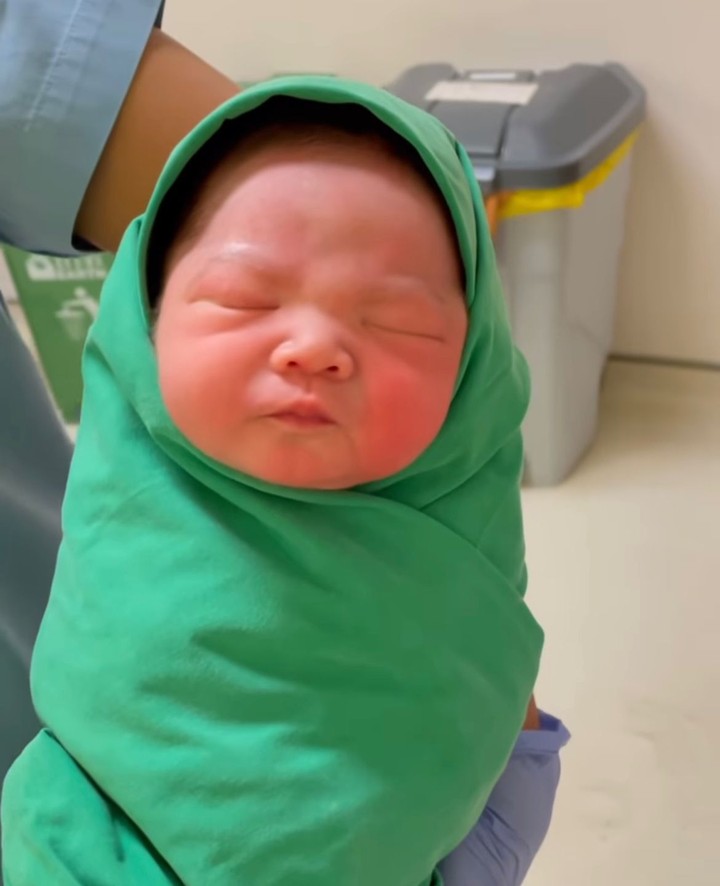 Aktor Fendy Chow dan sang istri Stella Cornelia tengah berbahagia. Mereka baru saja menyambut kelahiran anak pertamanya yang diberi nama Avery Stefen Chow.