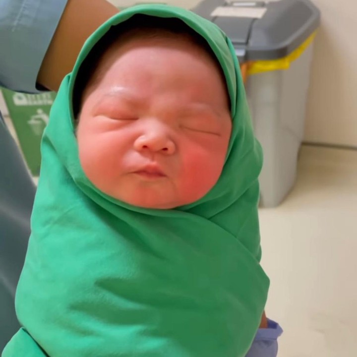 <p>Pasangan ini dikaruniai seorang bayi laki-laki tampan yang diberi bernama Avery Stefen Chow. Lucu banget ya Bunda. (Foto: Instagram @stellarcor/@fendychow)</p>