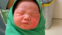 <p>Pasangan ini dikaruniai seorang bayi laki-laki tampan yang diberi bernama Avery Stefen Chow. Lucu banget ya Bunda. (Foto: Instagram @stellarcor/@fendychow)</p>