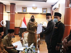 Bupati Mojokerto Beri Contoh ASN Bayar Zakat Profesi ke Baznas