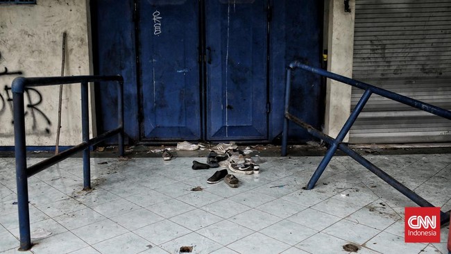 Elmiati kehilangan suami dan anak bungsu untuk selamanya usai terjebak di pintu 13 Stadion Kanjuruhan usai duel Arema vs Persebaya, akhir pekan lalu.