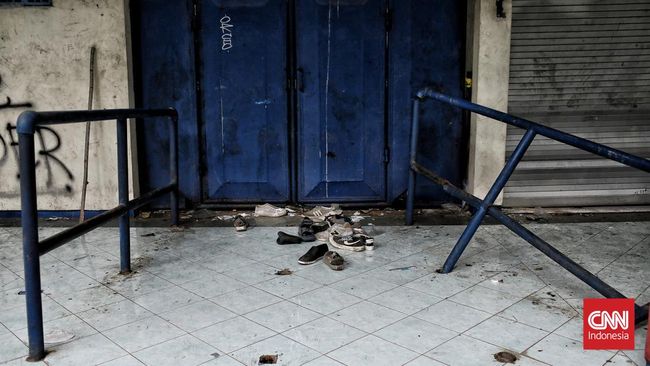 Terjebak di Pintu 13, Elmiati Kehilangan Suami dan Anak Selamanya Elmiati kehilangan suami dan anak bungsu untuk selamanya usai terjebak di pintu 13 Stadion Kanjuruhan usai duel Arema vs Persebaya, akhir pekan lalu.