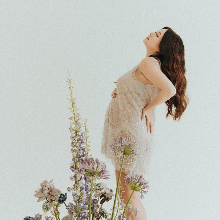 <p>Stella tampil menawan dalam photoshoot dengan baby bumb nya yang kala itu berusia 28 minggu. Ini adalah kehamilan ketiganya. Tapi dari kehamilan sebelumnya, Stella Cornelia mengalami keguguran. Baru di kehamilan ini, Stella Cornelia bisa mendengar suara detak jantung sang buah hati. (Foto: Instagram @stellarcor)</p>