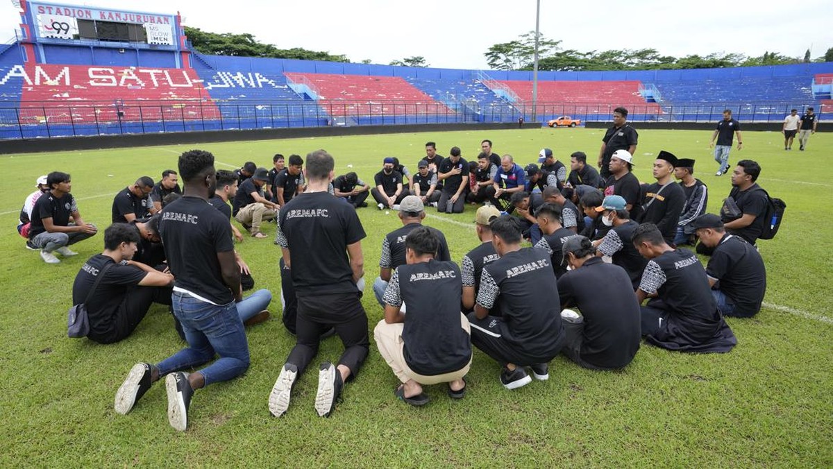 FOTO: Tangis Pemain Arema Tabur Bunga di Kanjuruhan