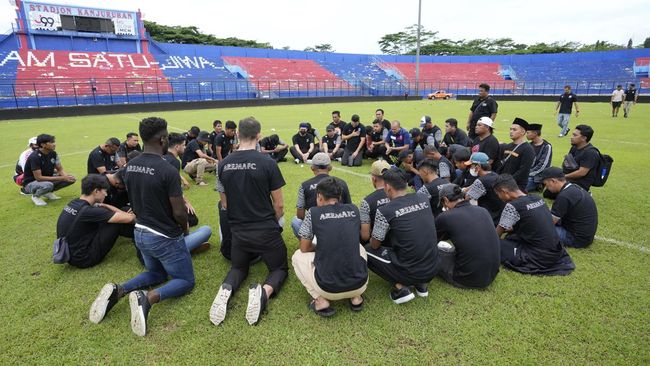 Anak di Bawah Umur Meninggal di Ruang Ganti, Pemain Arema Pukul Pintu Pelatih Arema FC Javier Roca mengisahkan momen tragis yang dialami oleh skuad Singo Edan dalam tragedi Kanjuruhan usai laga pekan ke-11 Liga 1.