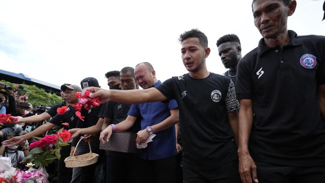 Pemain Arema Bantu Suporter di Ruang Ganti: Pakai Handuk dan Kardus Momen pemain Arema FC berjuang bantu suporter yang sudah kepayahan di dalam Stadion Kanjuruhan usai gas air mata ditembakkan Polisi.