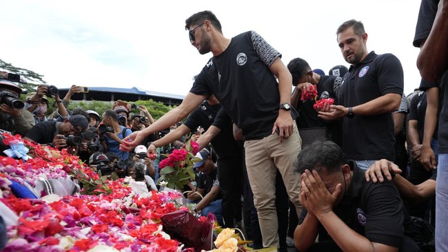 Emosi yang meluap dan rasa duka atas tragedi Kanjuruhan masih menjadi berita terpopuler di kanal olahraga CNNIndonesia.com dalam 24 jam terakhir.