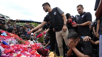 FOTO: Tangis Pemain Arema Tabur Bunga di Kanjuruhan