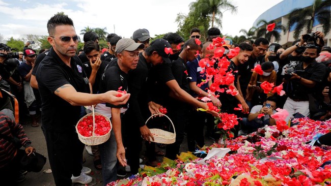 Manajer Arema FC Ali Rifky mengucapkan belasungkawa kepada keluarga korban Tragedi Kanjuruhan dan berjanji akan menghormati proses hukum.