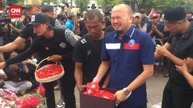 VIDEO: Hujan Tangis Pemain Arema Saat Tabur Bunga di Kanjuruhan
