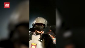 VIDEO: Viral Suporter Memohon Polisi Tak Tembak Gas Air Mata