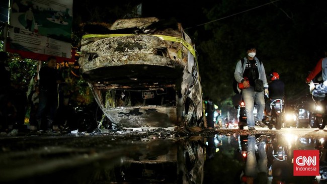 Malang Raya tetap kelam setelah 24 jam insiden mengerikan yang dikenal dengan Tragedi Kanjuruhan usa duel Arema vs Persebaya.