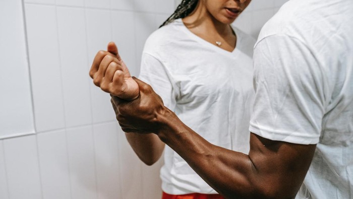 Ups, 4 Zodiak Ini Ternyata Punya Tabiat Buruk 'Ringan Tangan', Cek Pasangan Kamu Salah Satunya?