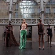 Lewat Tema 'Unboxing', Valentino Hadirkan Ragam Tren di Koleksi Spring/Summer 2023