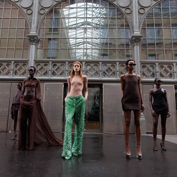 img-title Lewat Tema 'Unboxing', Valentino Hadirkan Ragam Tren di Koleksi Spring/Summer 2023