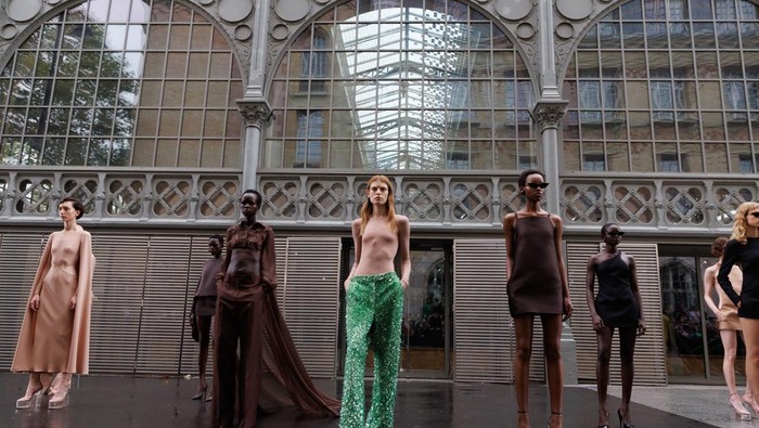 Lewat Tema 'Unboxing', Valentino Hadirkan Ragam Tren di Koleksi Spring/Summer 2023 Lewat Tema 'Unboxing', Valentino Hadirkan Ragam Tren di Koleksi Spring/Summer 2023