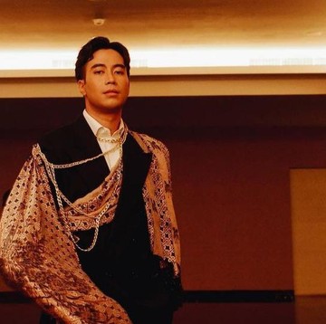 img-title Rayakan Hari Batik Nasional, Vidi Aldiano Pamer Sederet Gaya Panggung dengan Kain Batik. Mana Favoritmu?