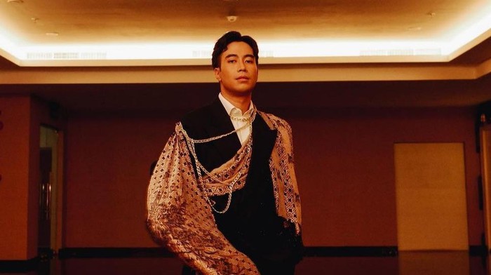 Rayakan Hari Batik Nasional, Vidi Aldiano Pamer Sederet Gaya Panggung dengan Kain Batik. Mana Favoritmu? Rayakan Hari Batik Nasional, Vidi Aldiano Pamer Sederet Gaya Panggung dengan Kain Batik. Mana Favoritmu?