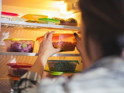 Apa Benar Makanan Panas Tidak Bagus Disimpan dalam Kulkas?