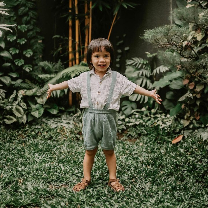 <p>Acha juga kerap menuliskan rasa syukur karena bisa menyimpan momen kebersamaan dengan sang anak tanpa terlewatkan satupun. Hal ini ia tulis pada unggahannya yang lalu, ''Our sun-shine, Lucas." (Foto : dok. Instagram @achasinaga)</p>