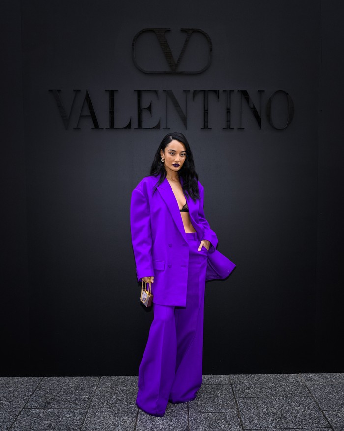 Desainer sepatu Amina Muaddi membuktikan bahwa warna ungu bisa terlihat edgy ketika digubah dalam rupa oversize pantsuit. Foto: ALFONSO CATALANO/courtesy of Valentino