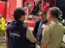 Malam-malam, Anies Cek Banjir di Jalan Kemang Raya
