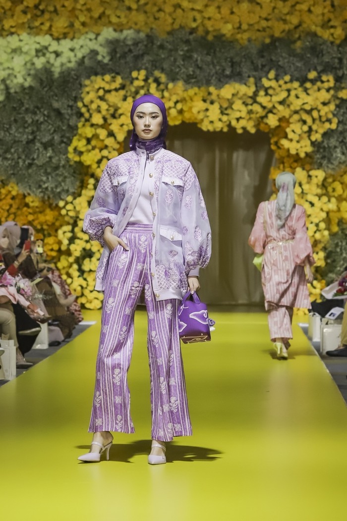 Dalam keterangan pers, Sally Giovani selaku founder Batik Trusmi menerangkan bahwa sebanyak 3000 lembar batik diproduksi untuk koleksi ini. Foto: dok. Tim Muara Bagdja