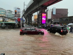 Jalan Fatmawati Jaksel Dekat ITC Tergenang, Lalu Lintas Macet!