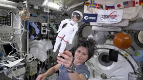 FOTO: Kala Barbie Ikut Astronot Terbang ke Luar Angkasa