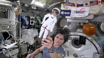 FOTO: Kala Barbie Ikut Astronot Terbang ke Luar Angkasa