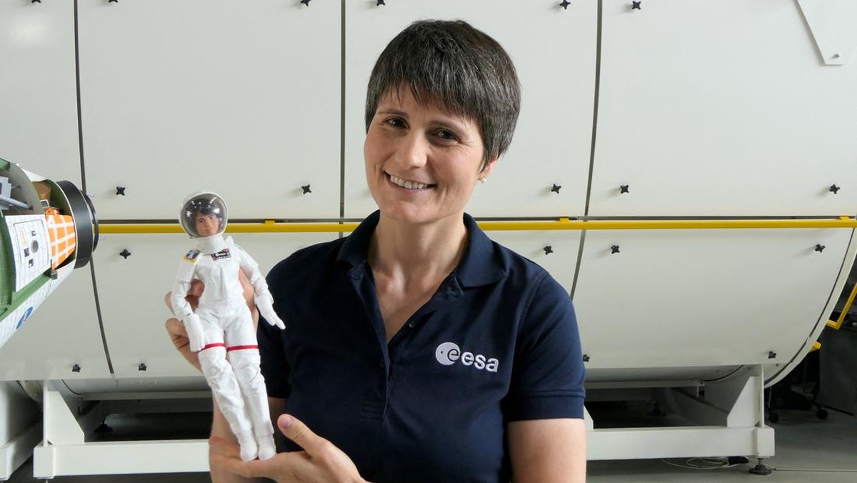 FOTO: Kala Barbie Ikut Astronot Terbang ke Luar Angkasa